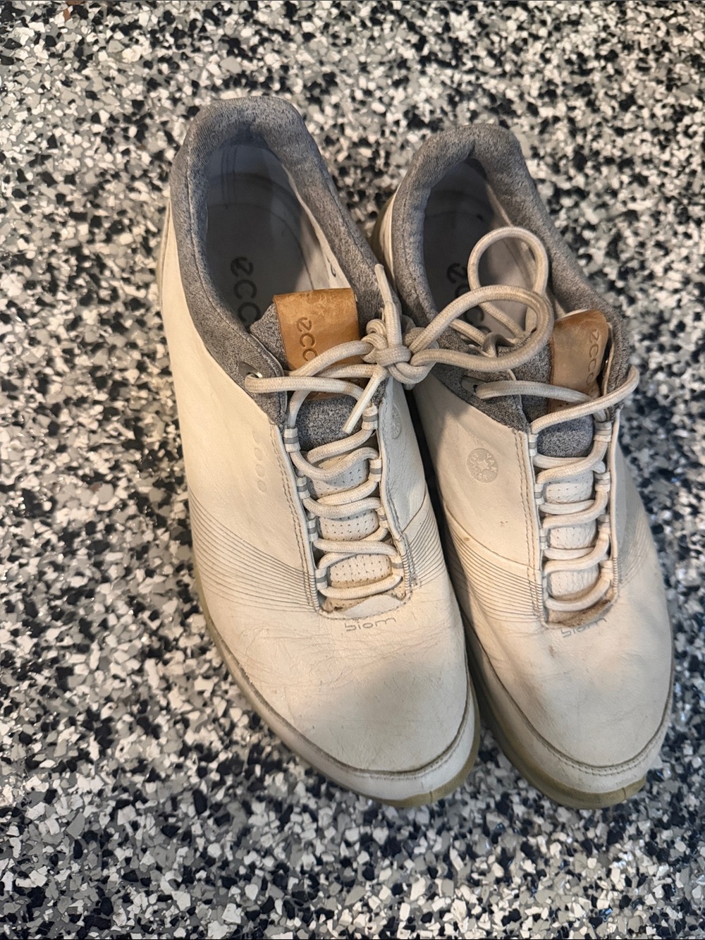 Ecco women’s Off-White Leather Sneakers with Tan Pull Tabs Golf